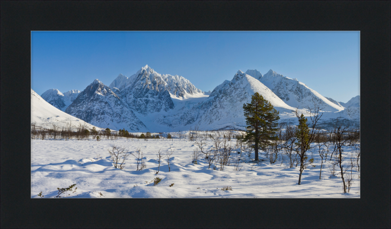 Lenangstindane and Jægervasstindane in Lyngen - Great Pictures Framed