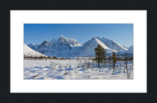 Lenangstindane and Jægervasstindane in Lyngen - Great Pictures Framed